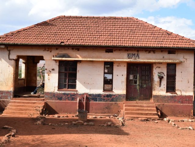 3/3 Spot the bench. Kima station.
October 2015