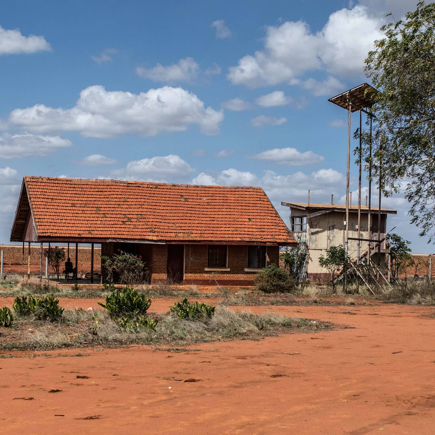 Taken: 15th October 2015
2/3 Another angle of Bachuma station.
#Railway #RailwayHistory #EastAfrica #Kenya #Uganda #Tanzania #AfricanRailways