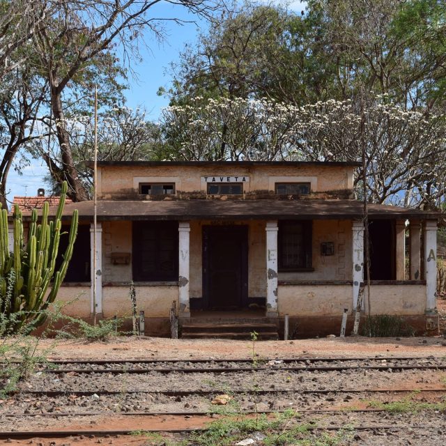 "Mbona unapiga picha hizi vitu bure, si afadhali unipige mimi". Hili ni swahili ambalo niliulizwa na mpita njia mmoja huko Taveta.
Japo swali lilikuwa la kuchekesha, lilinihuzunisha sana na baada yake nilianza kujishuku na kujiuliza kama kweli kazi hii ina umuhimu wowote. Kumbuka, wakati huu nilikuwa mwanafunzi katika chuo kikuu, sikuwa na pesa wala namna ya kuenedelea na mradi huu pasi na msaada niliopata kutoka rafiki na familia yangu.
Licha ya hayo, Taveta ni stesheni iliyo nipendeza zaidi na stesheni ambayo kamwe sitasahau. Sio kwa usanifu wa mjengo na mazingira yake pekee, pia kwa funzo nililopata kutokana na lile swali. " Sio lazima watu wote waelewe sababu zako maishani, bora wewe ujiamini"